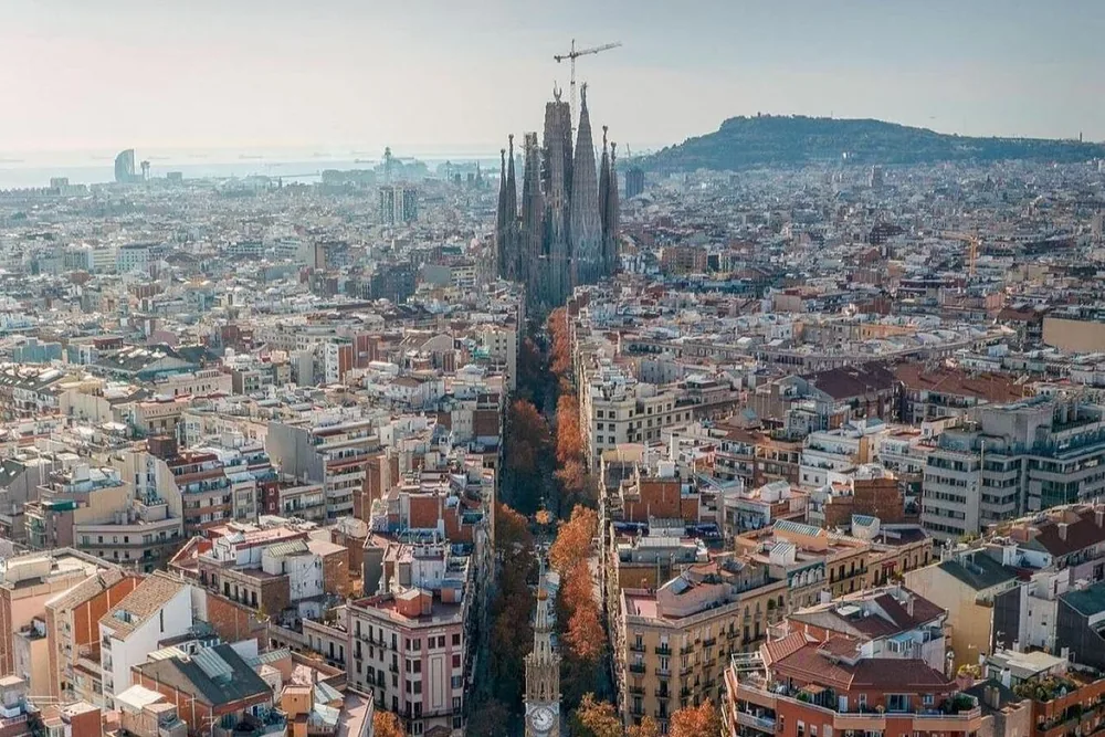 Vista aérea del Eixample con la Sagrada Família elevándose sobre la cuadrícula