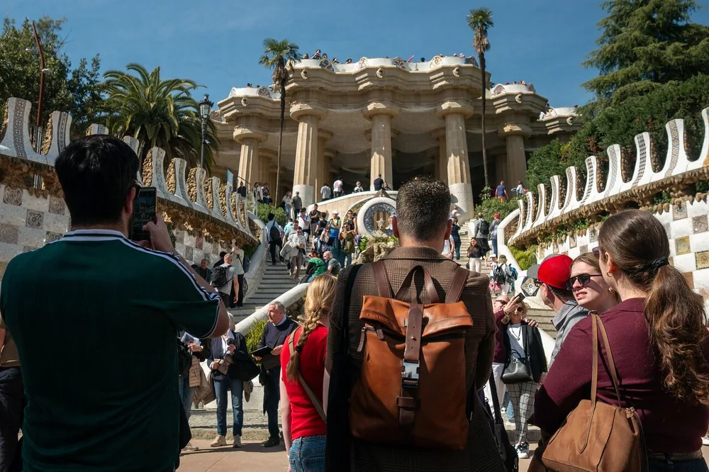 Multitud en la escalinata principal de la entrada de Park Güell