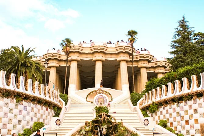 Die Mosaiktreppe im Park Güell, die hinauf zum Säulensaal führt